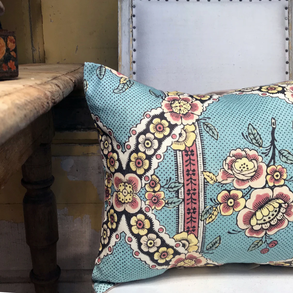 Medium Guirlandes de Fleurs Pillow (No. 1A) with Linen Backing - Image 3